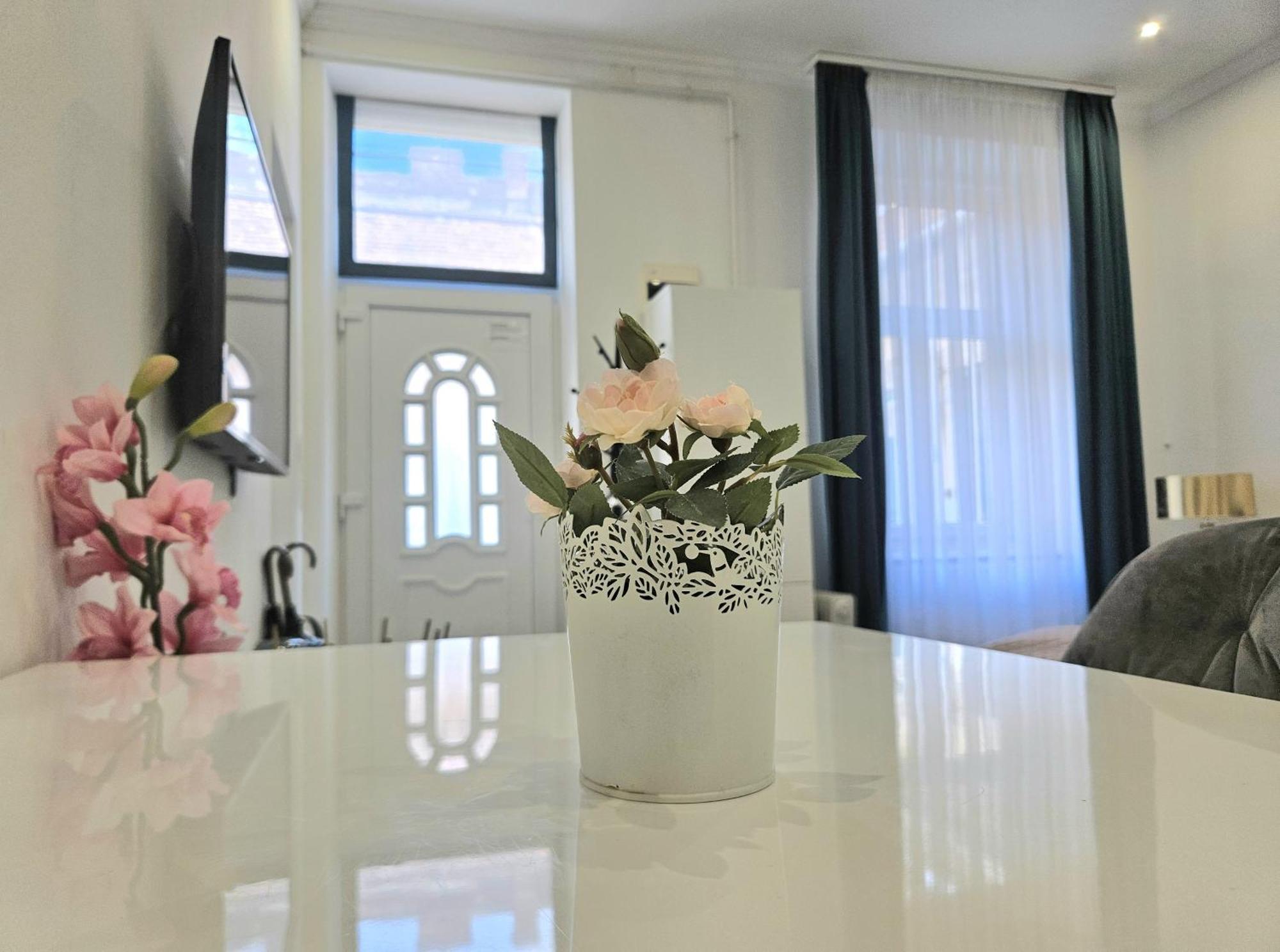 Designer Downtown Gem Apartment บูดาเปสต์ ภายนอก รูปภาพ